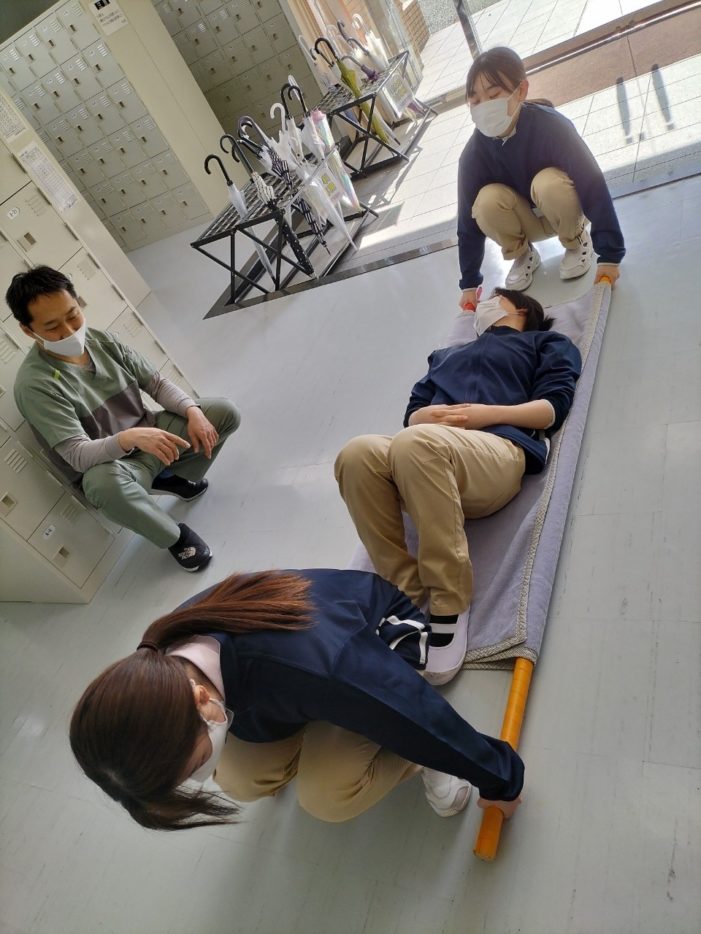 徒手搬送法の授業をしました! 京都医療福祉専門学校|介護福祉士・社会福祉士・精神保健福祉士・心理カウンセラー 養成校